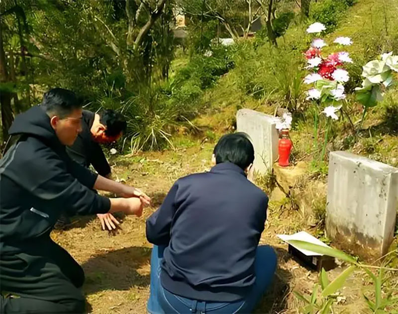 现在上坟不让烧纸了怎么办 现在上坟不让烧纸了怎么办